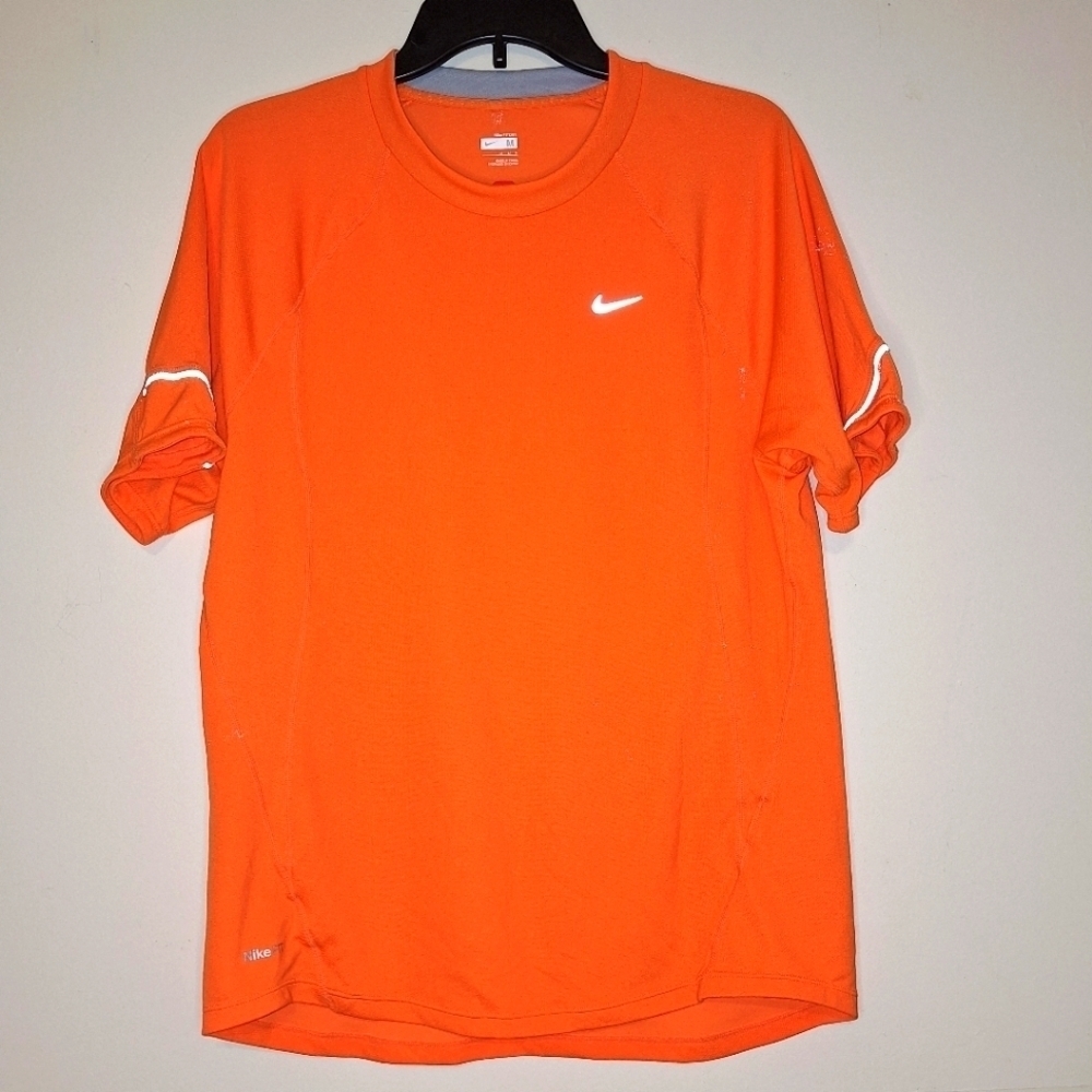 A Nike FitDry short sleeve t-shirt in a men's size medium. EUC.